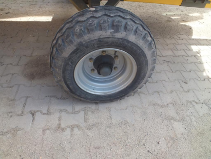 Zdjęcie przedmiotu: Kombajn zbożowy NEW HOLLAND TC 5.80 479 + header NEW HOLLAND 17 + w&oacute;zek