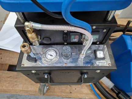 Zdjęcie przedmiotu: Zestaw wyposażenia warsztatu (myjnia parowa OPTIMA STREAMER OPTIMA XD,  odkurzacz piorący SANTOEMMA HOT SAABRINA FOAM)