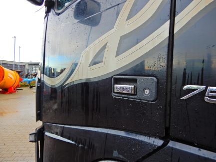 Zdjęcie przedmiotu: AUCTION OF THE DAY Volvo FH 16 700 6x4 Globetrotter Euro 5 with BERGS FOGEN timber body with JONSERED 1080 crane