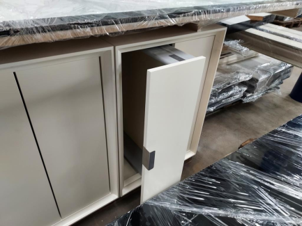 Zdjęcie przedmiotu: Обладнання магазину - меблі (каса, шафа для книг, кубики з висувними ящиками, фронтальні меблі)