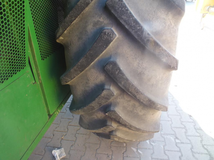 Zdjęcie przedmiotu: JOHN DEERE S690 S600 harvester + header JOHN DEERE model 635R with a header carriage