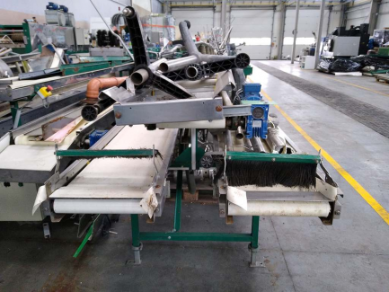 Zdjęcie przedmiotu: A line for the production of juices consisting of three units: sorting, grinding and squeezing juice as well as juice packaging and packing.