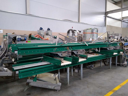 Zdjęcie przedmiotu: A line for the production of juices consisting of three units: sorting, grinding and squeezing juice as well as juice packaging and packing.