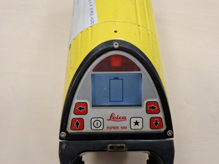 Zdjęcie przedmiotu: Laser rurowy LEICA PIPER 100 wykorzystywany do układania rur, budowy sieci sanitarnych, kontroli spadk&oacute;w. 