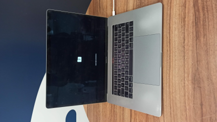 Zdjęcie przedmiotu: Apple MacBook Pro 15 "Portable Computer Touch Bar 3.1GHz quad-core i7, 1TB SSD, 16GB, Radeon Pro 560 4GB - Space gray MPTT2ZE / A / P1 / D1