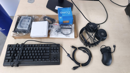 Zdjęcie przedmiotu: Zestaw komputerowy: Komputer stacjonarny Intel Core i5-12400F, RTX 5060, 32GB, 2TB M2, WIN 11 Pro + Monitor LED 27" AOC 27G4X + Słuchawki + Klawiatura  + Myszka 
