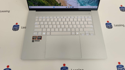 Zdjęcie przedmiotu: Ноутбук ASUS S16 OLED UM5606WA-RK268X RAI9HX370 32G 2 TS R890M 16 120 W11P WHT