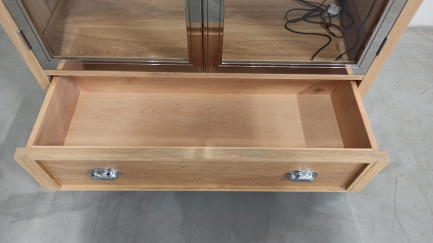 Zdjęcie przedmiotu: Zestaw mebli (WITRYNA KAS 2303 M CHROM, KOMODA 4D WITRYNOWA KAS 2306 WM CHROM, ST&Oacute;Ł Z METALOWYMI NOGAMI (200+2x50) TI 2350 M CHROM)