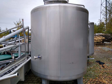 Zdjęcie przedmiotu: A line for the production of juices consisting of three units: sorting, grinding and squeezing juice as well as juice packaging and packing.