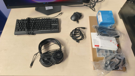 Zdjęcie przedmiotu: Zestaw komputerowy: Komputer stacjonarny Intel Core i5-12400F, RTX 5060, 32GB, 2TB M2, WIN 11 Pro + Monitor LED 27" AOC 27G4X + Słuchawki + Klawiatura  + Myszka 