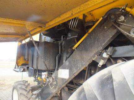 Zdjęcie przedmiotu: Kombajn zbożowy NEW HOLLAND TC 5.80 479 + header NEW HOLLAND 17 + w&oacute;zek