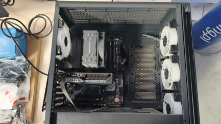 Zdjęcie przedmiotu: Zestaw komputerowy: Komputer stacjonarny Intel Core i5-12400F, RTX 5060, 32GB, 2TB M2, WIN 11 Pro + Monitor LED 27" AOC 27G4X + Słuchawki + Klawiatura  + Myszka 