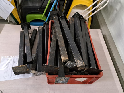 Zdjęcie przedmiotu: Zestaw krzeseł oraz stoł&oacute;w