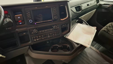 Zdjęcie przedmiotu: SCANIA R460 Super E6 18.0t 4x2 NA Highline