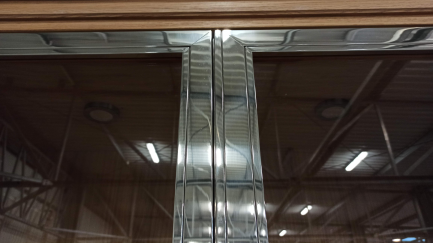 Zdjęcie przedmiotu: Zestaw mebli (WITRYNA KAS 2303 M CHROM, KOMODA 4D WITRYNOWA KAS 2306 WM CHROM, ST&Oacute;Ł Z METALOWYMI NOGAMI (200+2x50) TI 2350 M CHROM)