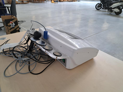 Zdjęcie przedmiotu: Urządzenie kosmetyczne przeznaczone do nieinwazyjnego liftingu sk&oacute;ry twarzy i ciała COSMETICA DERMAFREQUENCY 3D