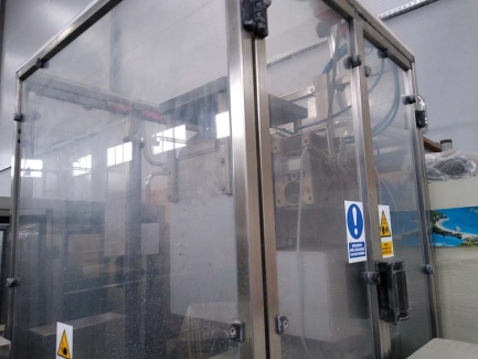 Zdjęcie przedmiotu: A line for the production of juices consisting of three units: sorting, grinding and squeezing juice as well as juice packaging and packing.