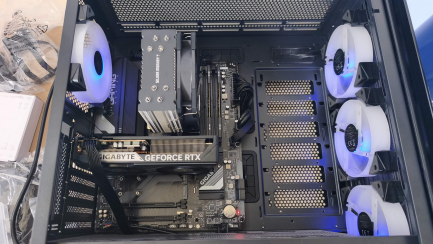 Zdjęcie przedmiotu: Zestaw komputerowy: Komputer stacjonarny Intel Core i5-12400F, RTX 5060, 32GB, 2TB M2, WIN 11 Pro + Monitor LED 27" AOC 27G4X + Słuchawki + Klawiatura  + Myszka 