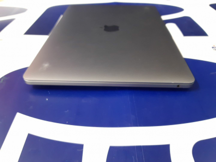 Zdjęcie przedmiotu: Laptop / Notebook Apple MacBook Pro 13" z Touch Bar, 4-rdzeinowy Intel Core i5 1.4 GHz , 8 gen, RAM 8 GB, dysk 512GB SSD kod producenta: MXK52ZE/A z akcesoriami