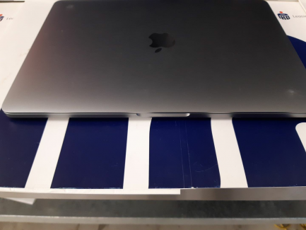 Zdjęcie przedmiotu: Laptop / Notebook Apple MacBook Pro 13" z Touch Bar, 4-rdzeinowy Intel Core i5 1.4 GHz , 8 gen, RAM 8 GB, dysk 512GB SSD kod producenta: MXK52ZE/A z akcesoriami