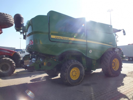 Zdjęcie przedmiotu: JOHN DEERE S690 S600 harvester + header JOHN DEERE model 635R with a header carriage