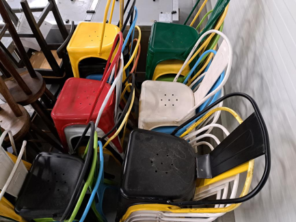 Zdjęcie przedmiotu: Zestaw krzeseł oraz stoł&oacute;w