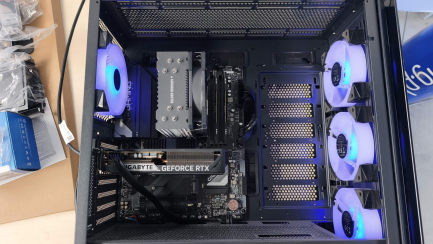 Zdjęcie przedmiotu: Zestaw komputerowy: Komputer stacjonarny Intel Core i5-12400F, RTX 5060, 32GB, 2TB M2, WIN 11 Pro + Monitor LED 27" AOC 27G4X + Słuchawki + Klawiatura  + Myszka 