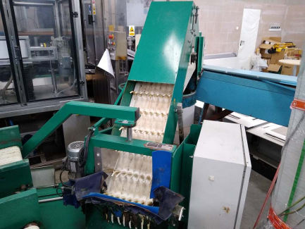 Zdjęcie przedmiotu: A line for the production of juices consisting of three units: sorting, grinding and squeezing juice as well as juice packaging and packing.