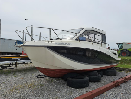 Yacht motor boat QUICKSILVER 755 WEEKEND (built-in engine MERCRUISER 4.5 L 250 HP DTS CATALYST)