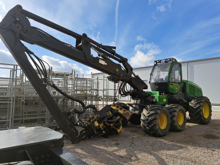 JOHN DEERE 1170E harvester