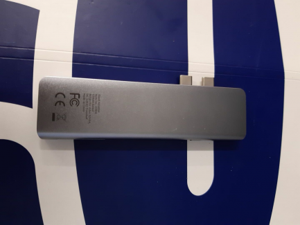 Zdjęcie przedmiotu: Laptop / Notebook Apple MacBook Pro 13" z Touch Bar, 4-rdzeinowy Intel Core i5 1.4 GHz , 8 gen, RAM 8 GB, dysk 512GB SSD kod producenta: MXK52ZE/A z akcesoriami