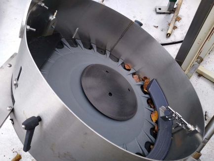 Zdjęcie przedmiotu: A line for the production of juices consisting of three units: sorting, grinding and squeezing juice as well as juice packaging and packing.