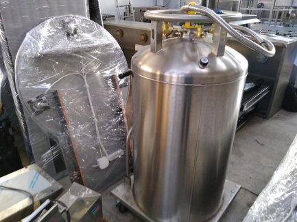 Zdjęcie przedmiotu: Cryogenic chamber P.P.H JUKA KRIOSAUNA 0104-1 + Tank for liquid nitrogen