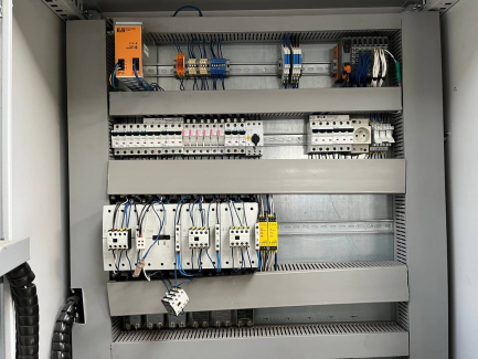 Zdjęcie przedmiotu: The ERA-TECH BMU 2 extruder and bottler is used in the plastics industry for the automatic production of thermoplastic containers by extrusion blow molding.