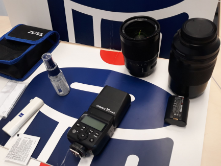 Zdjęcie przedmiotu: Photographic equipment set (FUJI XF 80 mm F2.8 R LM OIS WR Macro lens, SONY Distagon T * FE 35 / f 1.4 ZA lens, QUADRALITE Stroboss 36 Evo Fuji flash, QUADRALITE battery, CARL ZEISS cleaning kit)