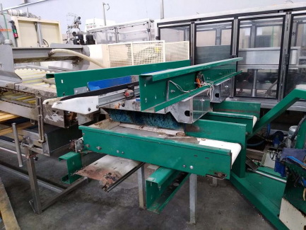 Zdjęcie przedmiotu: A line for the production of juices consisting of three units: sorting, grinding and squeezing juice as well as juice packaging and packing.