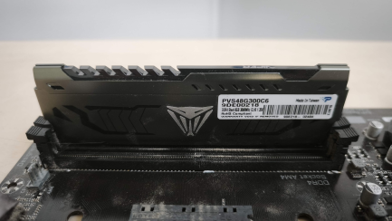 Zdjęcie przedmiotu: A set of computer components
