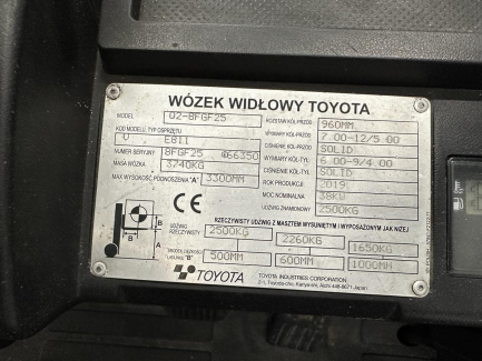 Zdjęcie przedmiotu: Вилочний навантажувач TOYOTA 02-8FGF25 + поворотний захват KAUP