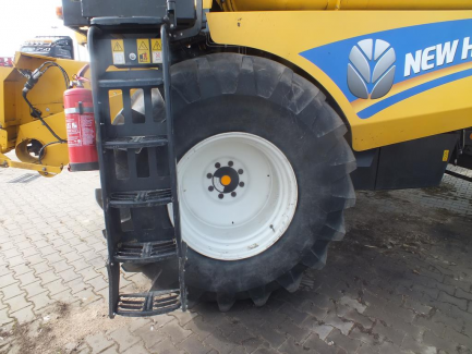 Zdjęcie przedmiotu: Kombajn zbożowy NEW HOLLAND TC 5.80 479 + header NEW HOLLAND 17 + w&oacute;zek