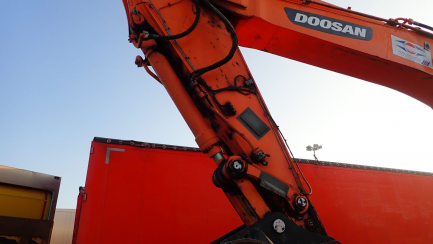 Zdjęcie przedmiotu: DOOSAN Infracore Co., Ltd. DX530LC-3 tracked excavator