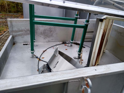 Zdjęcie przedmiotu: A line for the production of juices consisting of three units: sorting, grinding and squeezing juice as well as juice packaging and packing.