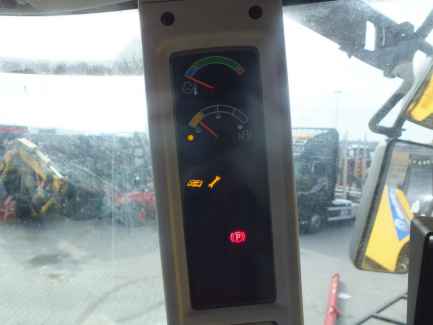 Zdjęcie przedmiotu: Kombajn zbożowy NEW HOLLAND TC 5.80 479 + header NEW HOLLAND 17 + w&oacute;zek