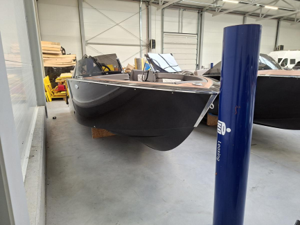 Zdjęcie przedmiotu: VTS FLYING SHARK BOWRIDER 5.7 motorboat