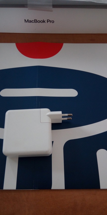 Zdjęcie przedmiotu: Apple MacBook Pro 13-inch with Touch Bar 2.4GHz quad-core 8th generation Intel Core i5 processor, 16GB, 512GB, Space Gray