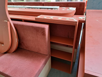 Zdjęcie przedmiotu: Wyposażenie restauracji (sofy i półki)