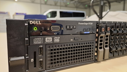 Zdjęcie przedmiotu: DELL R720 server configuration: 16X SFF, 2X e5-2630 v2, 64GB RAM, H710 512MB, 2X GPU SET, 2X PSU 1100W, 2X Samsung SSD E960GB, 2X NVIDIA GPU 2080 with RACK rails/R720