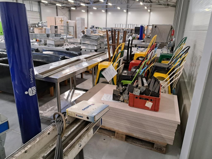 Zdjęcie przedmiotu: Zestaw krzeseł oraz stoł&oacute;w