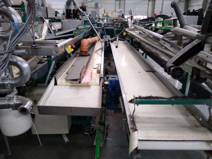 Zdjęcie przedmiotu: A line for the production of juices consisting of three units: sorting, grinding and squeezing juice as well as juice packaging and packing.