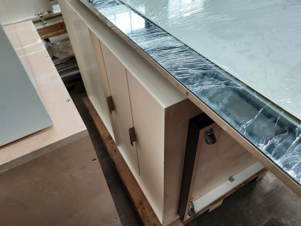 Zdjęcie przedmiotu: Обладнання магазину - меблі (каса, шафа для книг, кубики з висувними ящиками, фронтальні меблі)