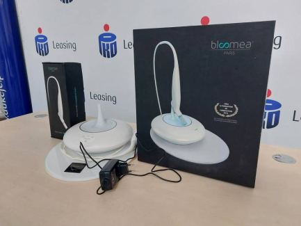 A device for cosmetic treatments used during skin modeling treatments TRIO M.M.L. technology Bloomea Paris Aesthetic Modeline